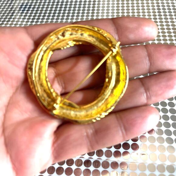 Vintage Gold Tone Textured Braided Heavy circle Brooch Lapel Pin B#18 - Picture 3 of 7